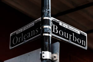 紐奧良交匯處，風化的Bourbon街和Orleans街街牌。 — 桌面 壁紙