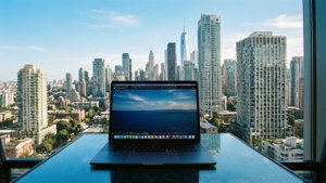 一台 MacBook 搭配令人驚豔的城市天際線景觀。 — Mac 壁紙
