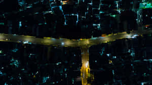 城市夜間鳥瞰圖，街道和建築物燈火通明。