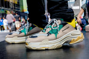 繁忙城市人行道上的Balenciaga運動鞋特寫。 — 巴黎世家 壁紙