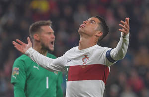 基斯坦奴·朗拿度身穿葡萄牙足球球衣在夜間球場慶祝。 — Cr7 壁紙