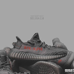 一堆帶有紅色品牌標誌的黑色 Yeezy Boost 350 V2 Beluga 2.0 運動鞋。