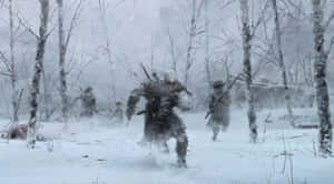 士兵們在暴風雪中的雪林裡戰鬥，地面有血跡。 — 低調 壁紙