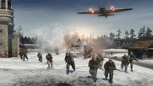 士兵在雪地戰場上前進，坦克爆炸，飛機在上空。 — 英雄連隊 壁紙
