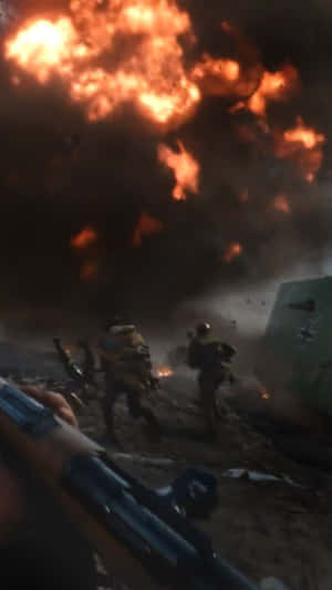 戰鬥中士兵穿過煙霧和火焰奔跑。 — 電玩遊戲 GIF 壁紙