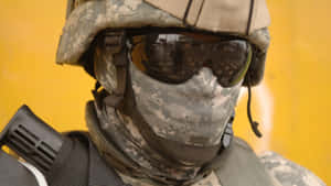 身穿全套戰術裝備、迷彩面罩和太陽眼鏡的士兵。 — 美國陸軍 GIF 壁紙