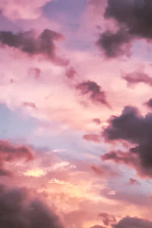 戲劇性的夕陽天空中閃耀的粉紅、紫色和橙色雲彩。 — 可愛又粉嫩 壁紙