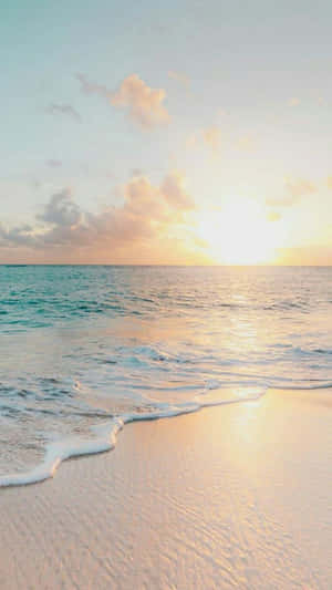 夕陽下的海洋，溫柔的海浪沖刷著沙灘 — 海洋 壁紙