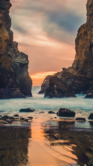 穿過岩石海灣的夕陽與海浪和濕沙 — 風景 壁紙