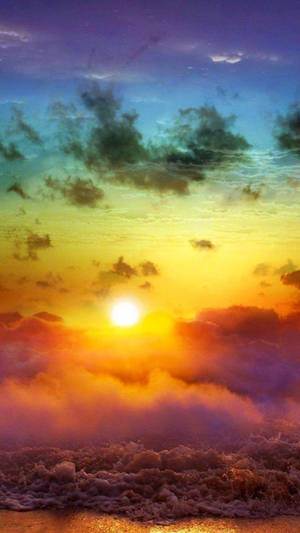 海洋上的夕陽，色彩繽紛的雲和波浪 — 彩虹美學 壁紙