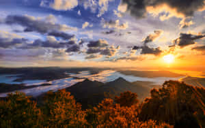 夕陽下的山脈，下方有雲和霧 — 自然風景動圖 壁紙