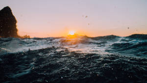 夕陽映照海洋，波浪飛濺，懸崖為背景 — Pro Display XDR 壁紙