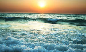 海浪在夕陽下拍打，金色太陽和碧綠海水。 — 海洋 壁紙