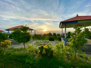 公園涼亭在夕陽下，綠植和遠山 — 阿富汗 壁紙