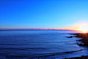 海洋上的夕陽，岩石海岸和鮮豔的天空色彩 — 海洋 壁紙