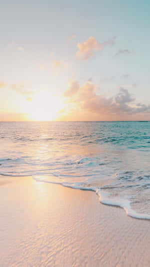 夕陽下的海洋，溫柔的海浪拍打沙灘 — 海灘 壁紙