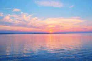 平靜湖面上的夕陽，色彩繽紛的天空倒影 — 海灘 壁紙