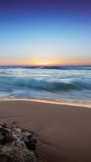 夕陽映照海洋，海浪拍打沙灘 — 海灘 壁紙