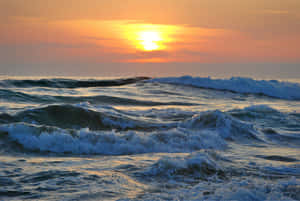 夕陽下的海洋，海浪拍打，橙色天空 — 波浪 壁紙