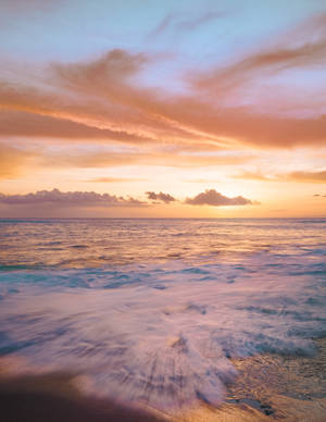 夕陽下的海洋，海浪沖刷沙灘 — 日落 壁紙