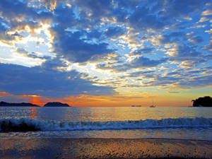 海上夕陽，帆船與拍岸浪花，沙灘 — 海灘 壁紙