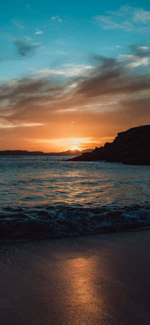 海洋上的夕陽，沙灘和岩石懸崖上的海浪 — 日落 壁紙