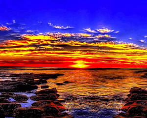 海洋上空的夕陽，黑暗的岩石海岸 — 關島 壁紙