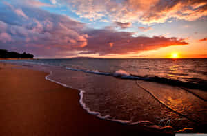 海洋上的夕陽，海浪沖刷沙灘 — 海灘日落 壁紙