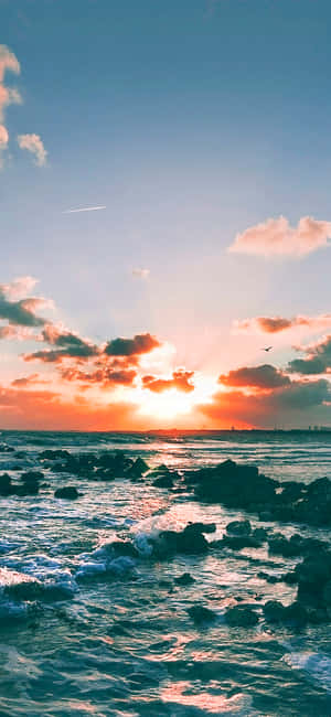 海洋上的夕陽，海浪拍打岩石 — 小米18 Pro 壁紙
