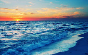 海洋上的夕陽，海浪湧上沙灘 — 海灘日落 壁紙