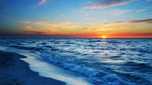海洋上的夕陽，海浪沖刷沙灘 — 海洋 壁紙