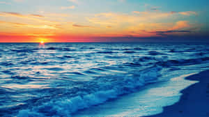 夕陽下的海洋，海浪在黃昏時湧上沙灘 — 海灘日落 壁紙