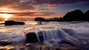 夕陽海浪拍打海岸岩石 — 海洋桌面 壁紙