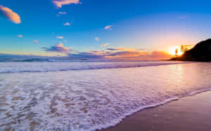 海洋上的夕陽，海浪沖刷沙灘 — 海灘 壁紙
