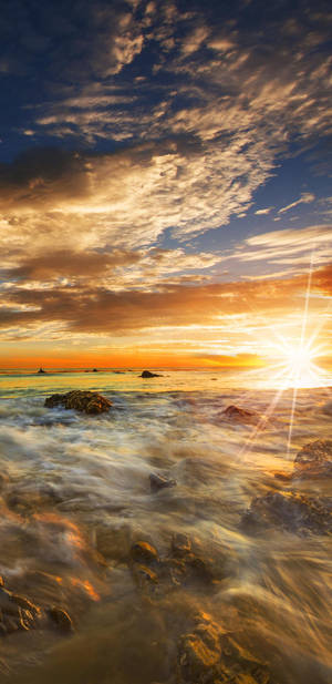 海洋上的夕陽，海浪拍打岩石 — 日落 壁紙