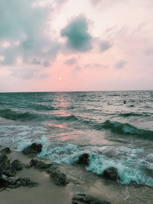 海洋上的日落，海浪拍打岩石海灘 — 日落 壁紙
