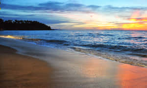 夕陽映照海洋，海浪拍打沙灘 — 海灘 壁紙