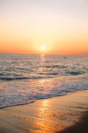 海洋上的夕陽，海浪沖刷沙灘 — 日落 壁紙