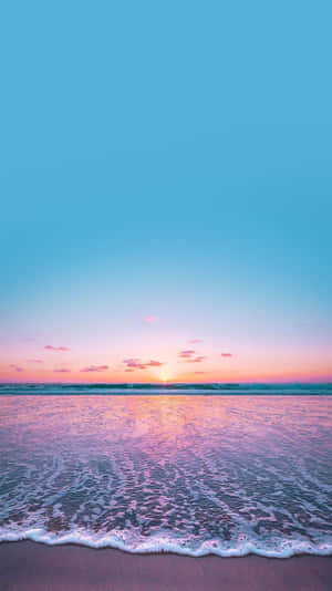 海洋上的夕陽，帶有粉紅色和藍色色調，沙灘上有溫柔的海浪。 — 可愛又粉嫩 壁紙