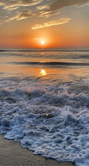 夕陽下的海洋，海浪拍打沙灘 — 海灘日落 壁紙