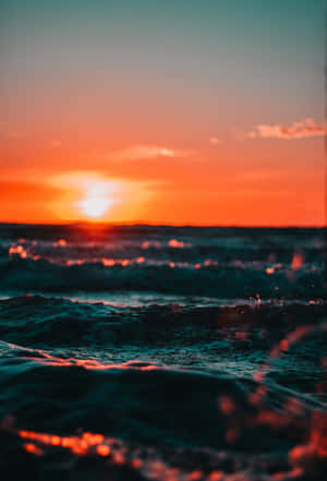 海上夕陽，閃爍海浪與橙色天空 — 日落 壁紙
