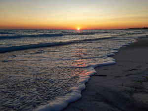 海洋上的夕陽，海浪沖刷沙灘 — 海灘日落 壁紙