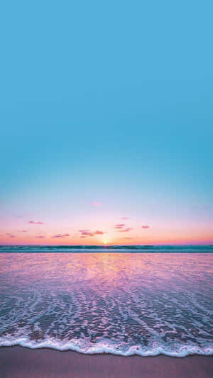 夕陽下的海洋，粉紅色的海浪和藍天 — 海灘日落 壁紙