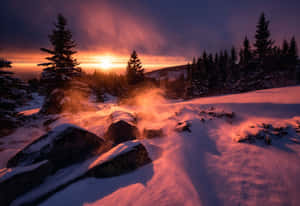 日落時分的雪山景觀，蒸汽從岩石和松樹上升起。 — 冬季風景 壁紙