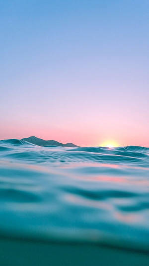 夕陽映照海洋，遠山在望 — 簡約 iPhone 壁紙