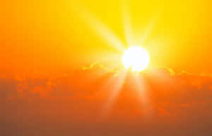 夕陽天空，帶有發光的太陽和橙色雲彩 — 明亮 壁紙