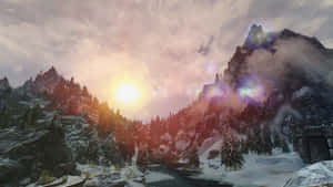 夕陽下的雪山景觀，松樹和發光的太陽。 — 上古卷軸V：無界天際 壁紙
