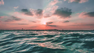 海洋上的日落，粉紅雲朵和藍綠色波浪 — 夏日美學動畫 壁紙