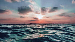 夕陽下的海面，波光粼粼，遠方風景 — 海灘 壁紙