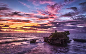 海洋中岩石島上的寺廟，夕陽色彩繽紛 — 2560x1600 壁紙